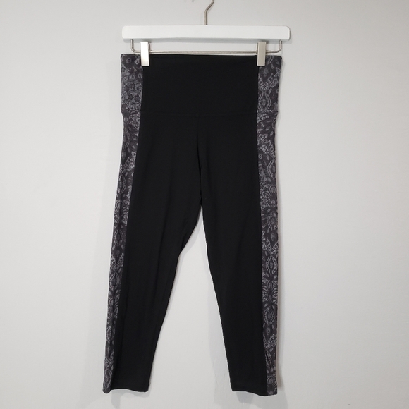 Victoria Sport Cropped Black Leggings with Paisley Print on the Sides Size Small - Picture 2 of 9